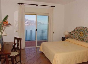 In-room safe, desk, iron/ironing board, cribs/infant beds - Bay Palace (Taormina)