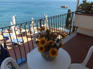 غرفة مزدوجة أو بسريرين منفصلين - سرير مزدوج أو سريران فرديان - بمنظر للبحر | شرفة