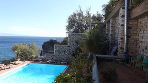 Seasonal outdoor pool - Bay Palace (Taormina)