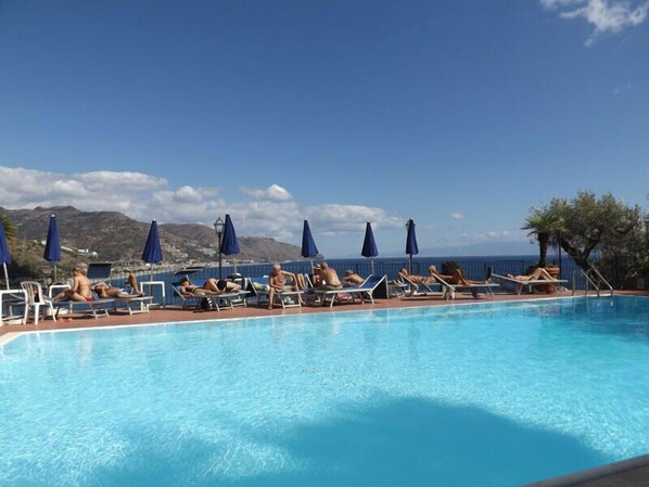 حمّام سباحة خارجي موسمي