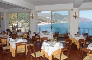 Dining - Bay Palace (Taormina)