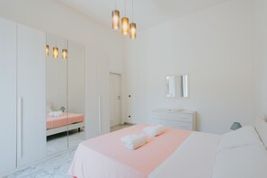 Desk, soundproofing, free WiFi, bed sheets - B&B Reale (Lecce)