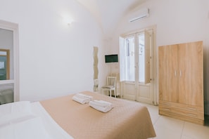 Escritorio, insonorización, wifi gratis y ropa de cama