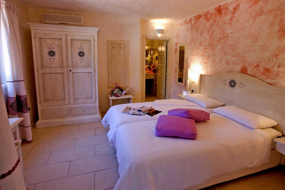 1 bedroom, down duvets, minibar, in-room safe