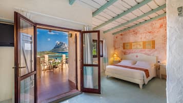 Junior-Suite, Terrasse, Meerblick | Daunenbettdecken, Minibar, Zimmersafe, individuell eingerichtet