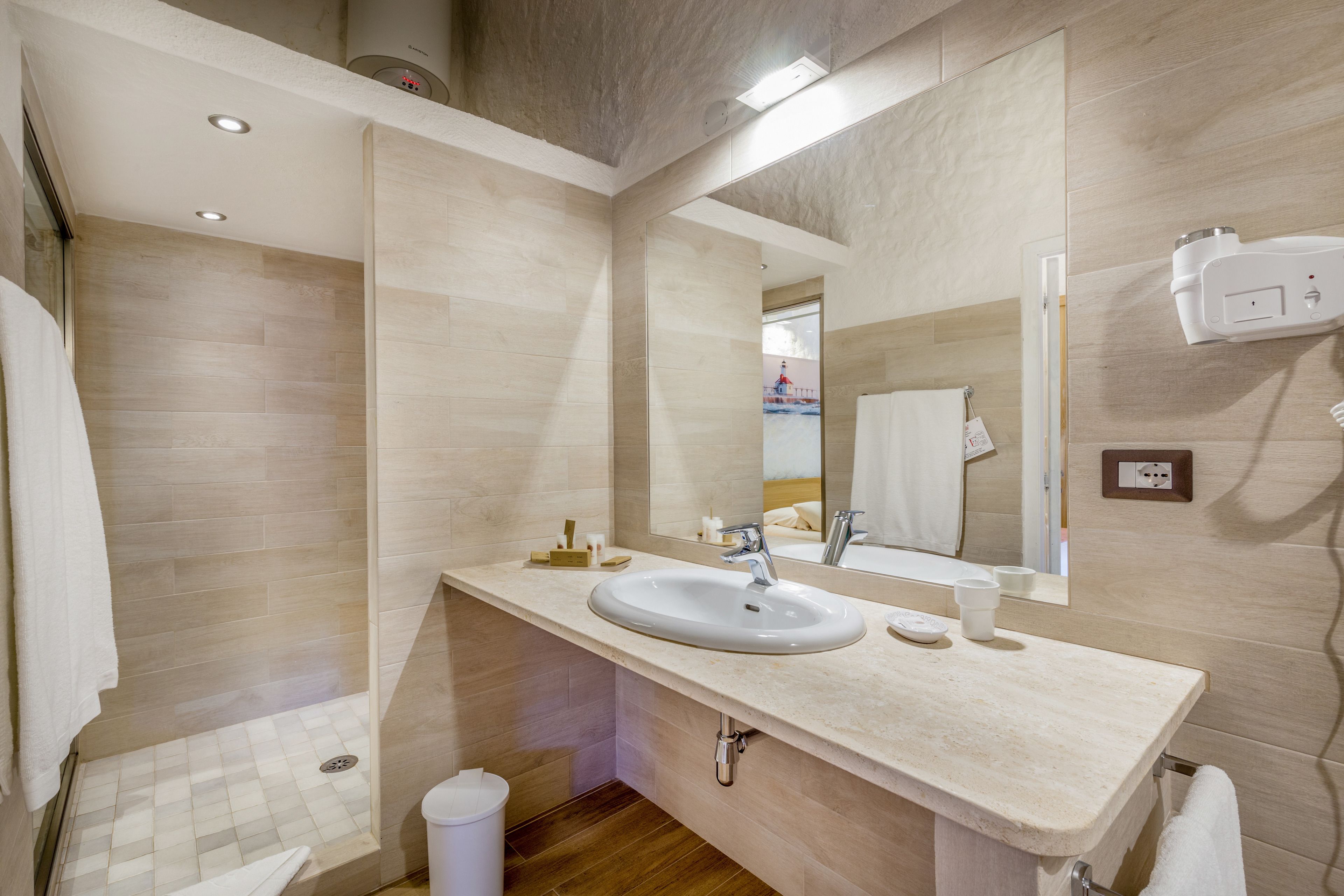 standard double room, garden view | bathroom | shower, free toiletries, hair dryer, bidet