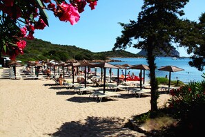 On the beach, beach cabanas, sun-loungers, beach umbrellas - Hotel Don Diego (Loiri Porto San Paolo)