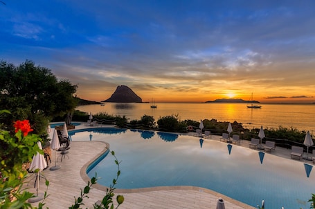2 outdoor pools, pool umbrellas, pool loungers. Hotel Don Diego