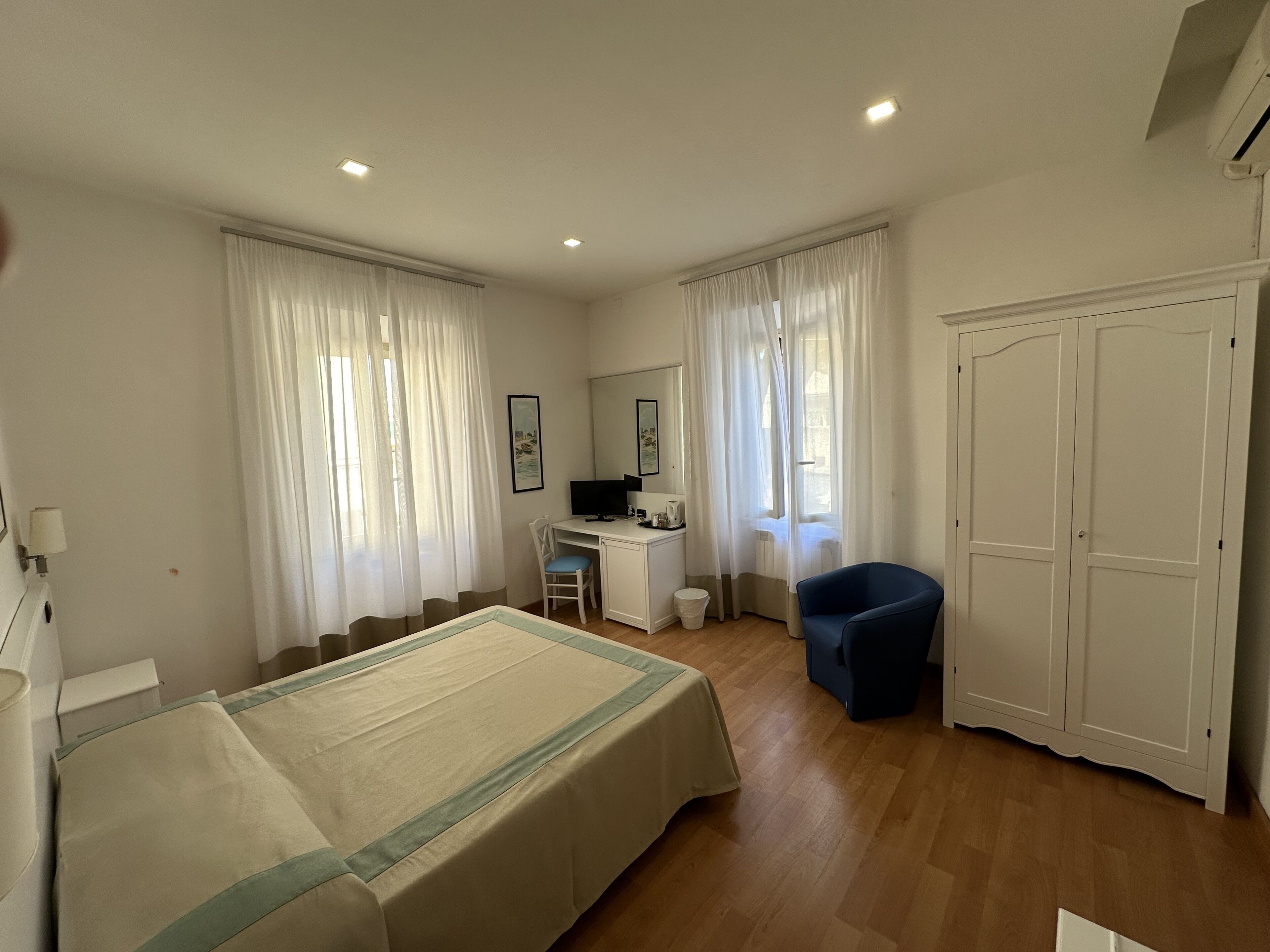 standard room | 1 bedroom, minibar, desk, free wifi