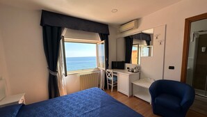 Kamar Double atau Twin | Minibar, meja kerja, Wi-Fi gratis, dan seprai linen