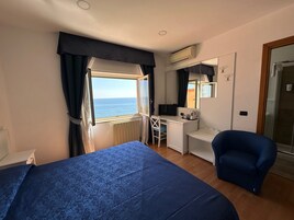 Vista Mare | Minibar, una scrivania, Wi-Fi gratuito, lenzuola