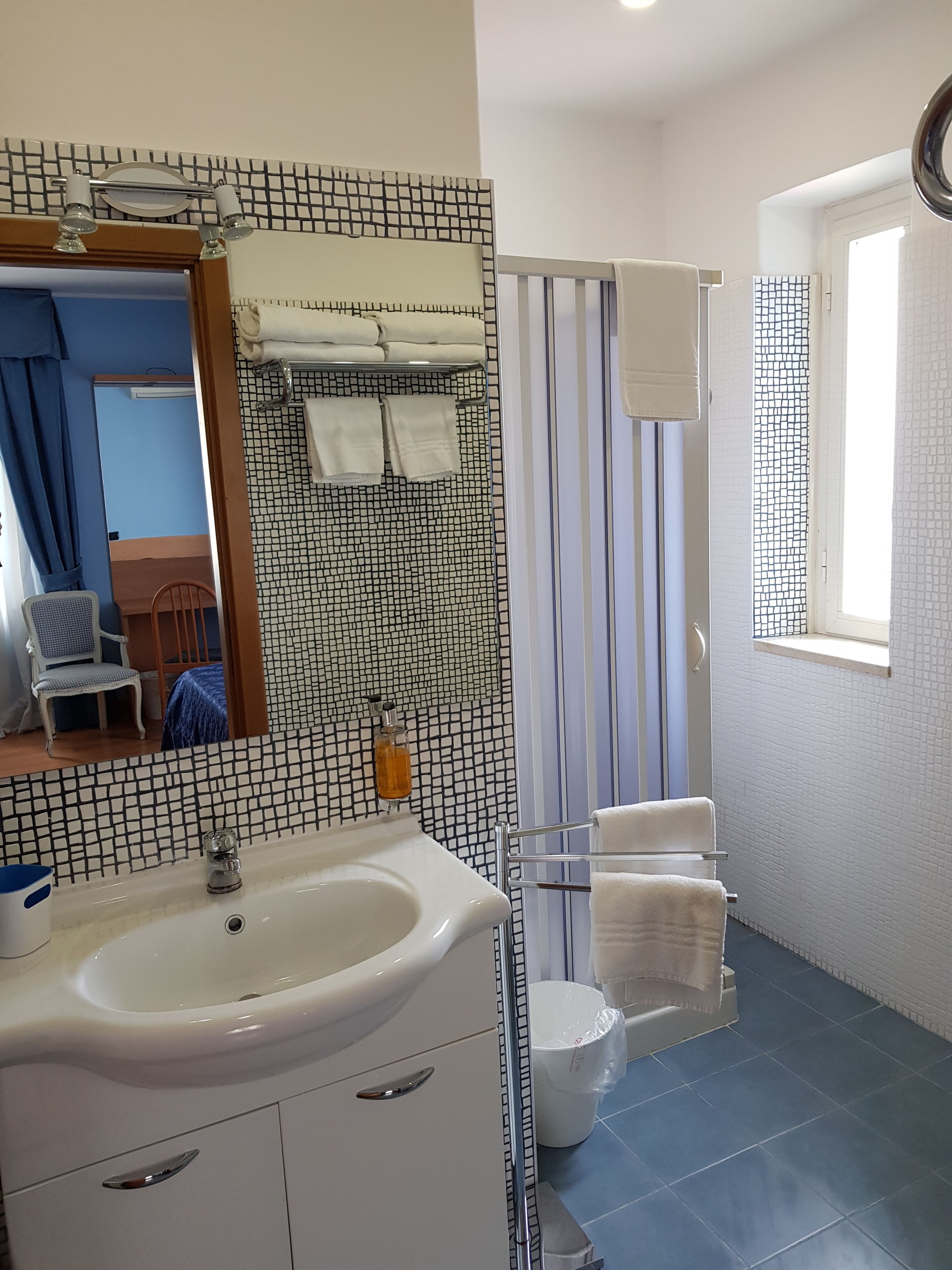 triple room | bathroom | shower, free toiletries, hair dryer, bidet
