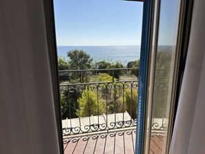 Doppel- oder Zweibettzimmer | Minibar, Schreibtisch, kostenloses WLAN, Bettwäsche