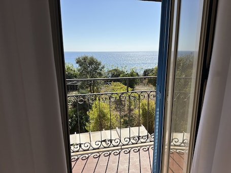 Minibar, escritorio, wifi gratis y ropa de cama