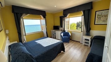 Een minibar, een bureau, gratis wifi, beddengoed