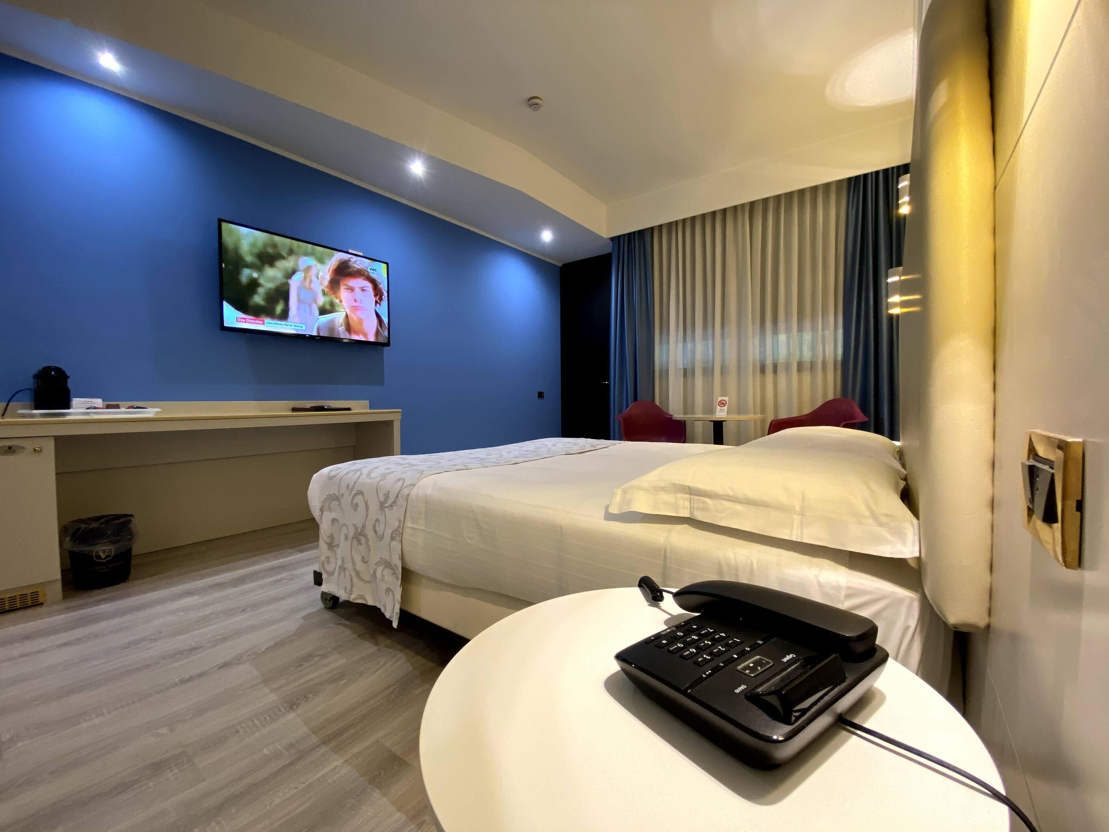 deluxe double room, ground floor | egyptian cotton sheets, premium bedding, down duvets, minibar