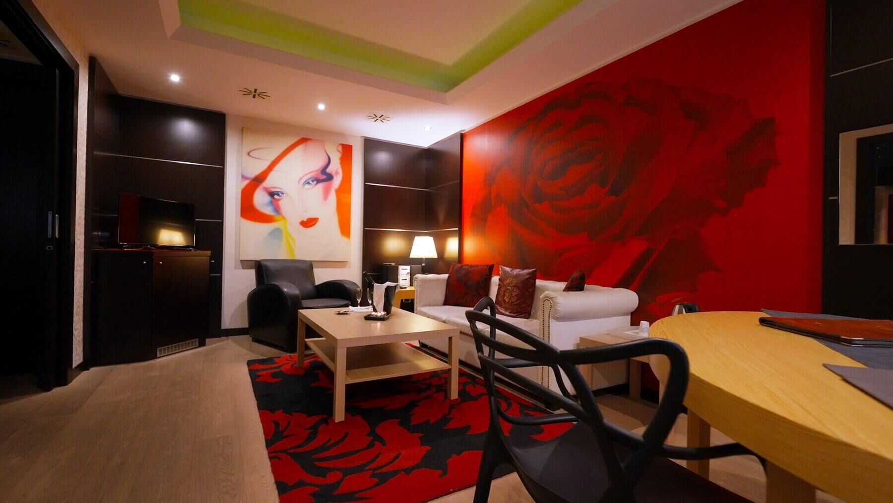 executive suite | living area | 26-inch lcd tv with satellite channels, tv
