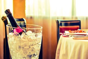 A glass of Mionetto beer with a pink straw, ice cubes, and a bottle cap. - Hotel Motel Visconteo (Binasco)