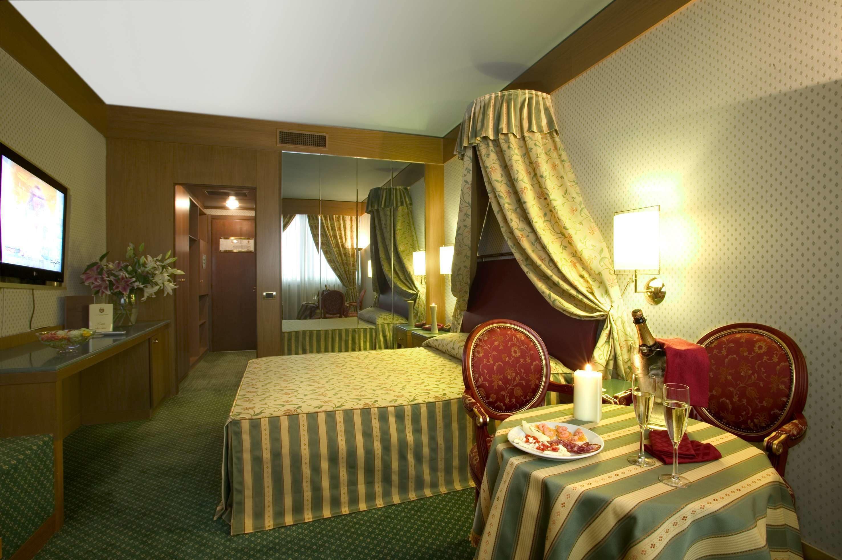 deluxe room, 1 queen bed, hot tub | egyptian cotton sheets, premium bedding, down duvets, minibar