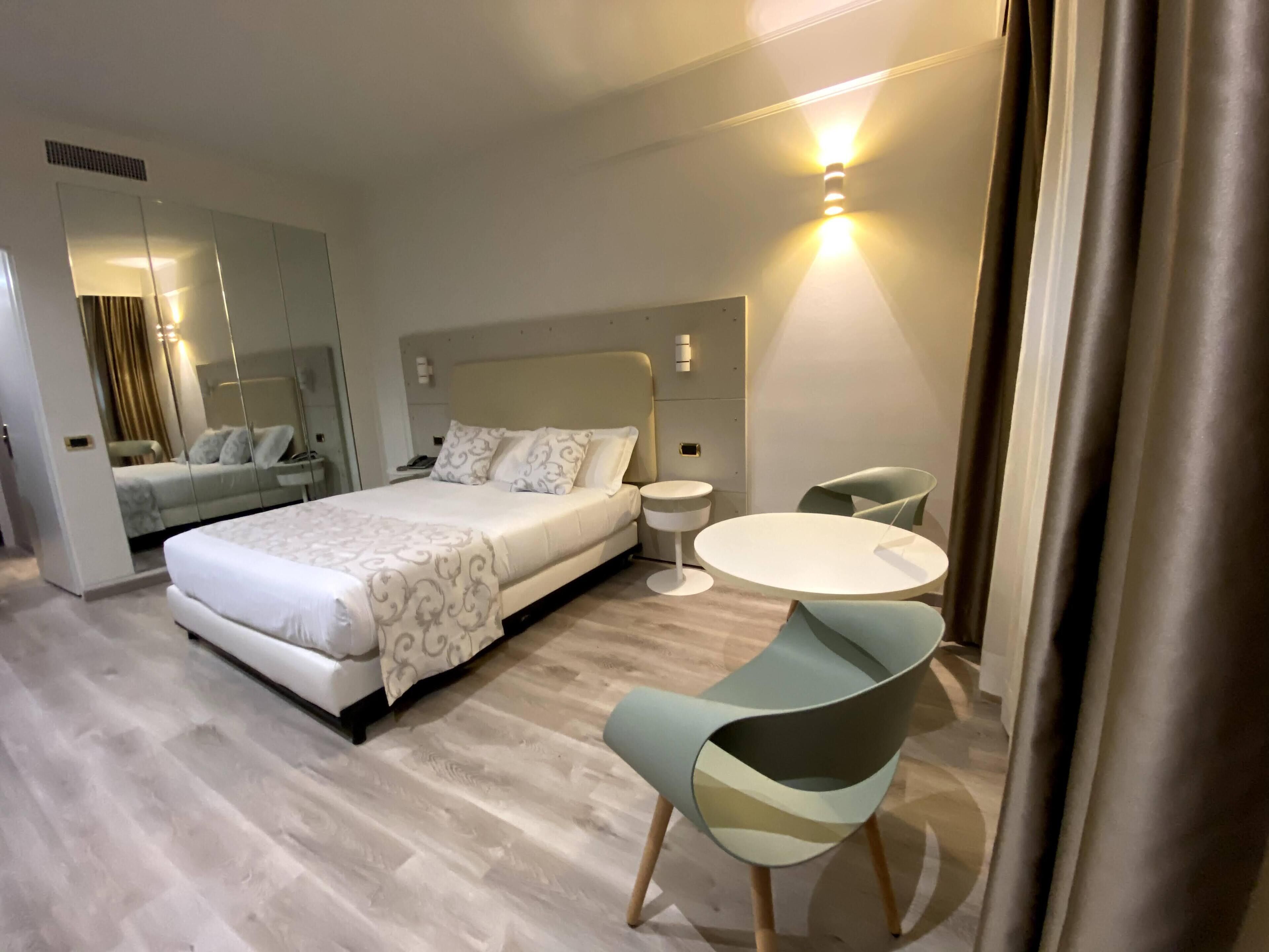 deluxe room, 1 queen bed, hot tub | egyptian cotton sheets, premium bedding, down duvets, minibar