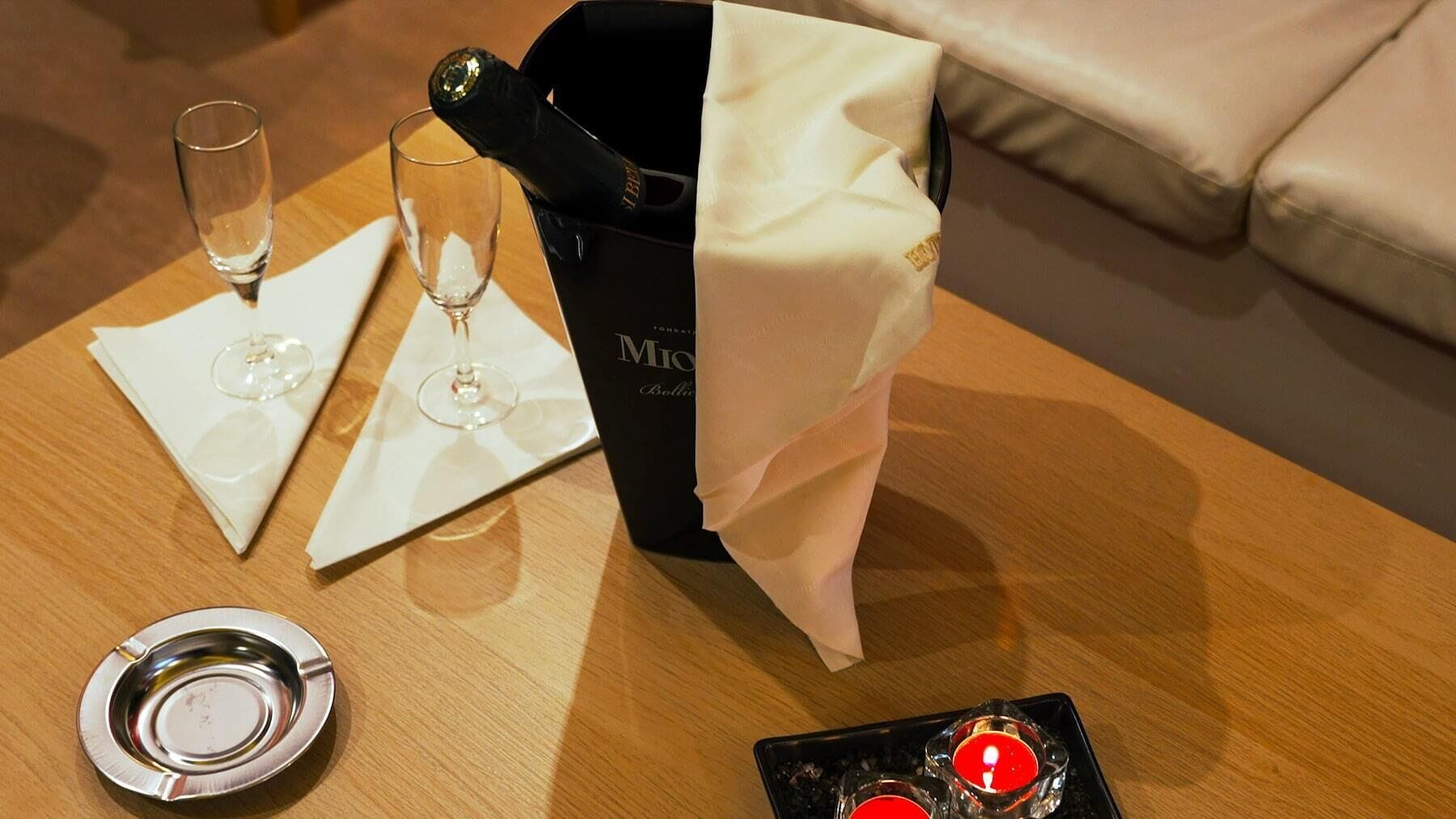 executive suite | living area | 26-inch lcd tv with satellite channels, tv