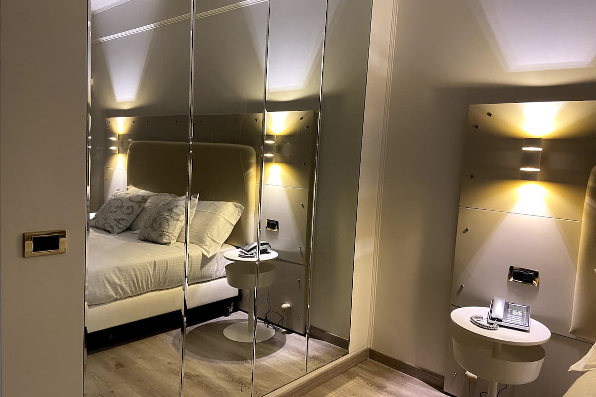 deluxe room, 1 queen bed, hot tub | egyptian cotton sheets, premium bedding, down duvets, minibar