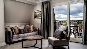 Executive Suite | Select Comfort beds, in-room safe, desk, soundproofing