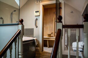 Suite exécutive | Salle de bain | Séchoir à cheveux, serviettes fournies