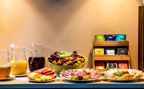 Petit déjeuner continental (10.50 EUR par personne)