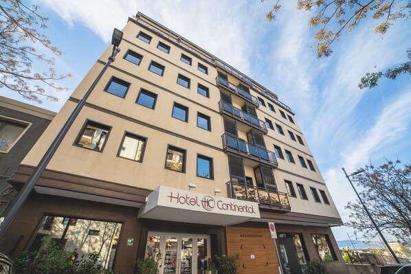 A multi-story hotel with a sign reading "Hotel Continental." - Hotel Continental (Reggio Calabria)