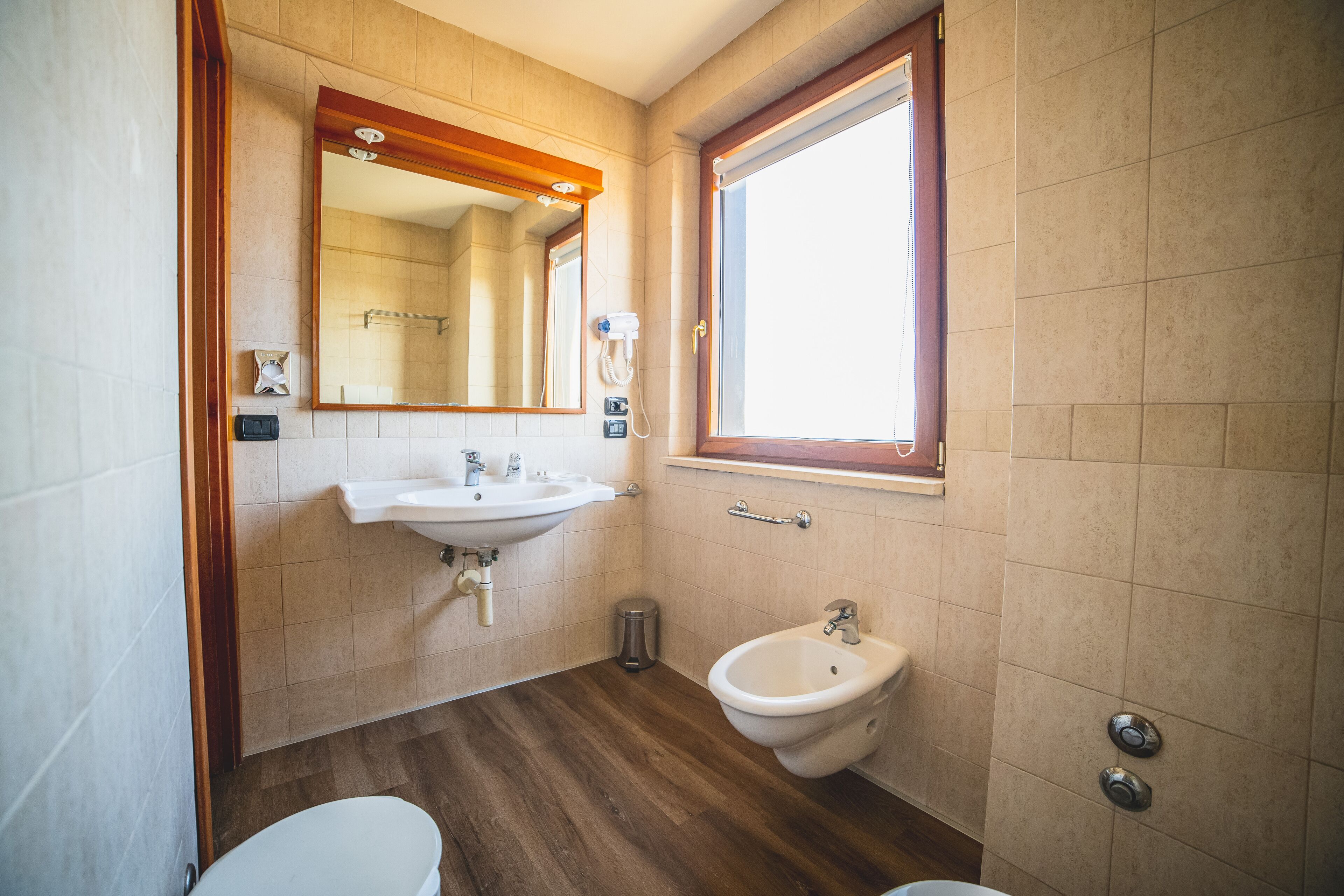 shower, hydromassage showerhead, free toiletries, hair dryer