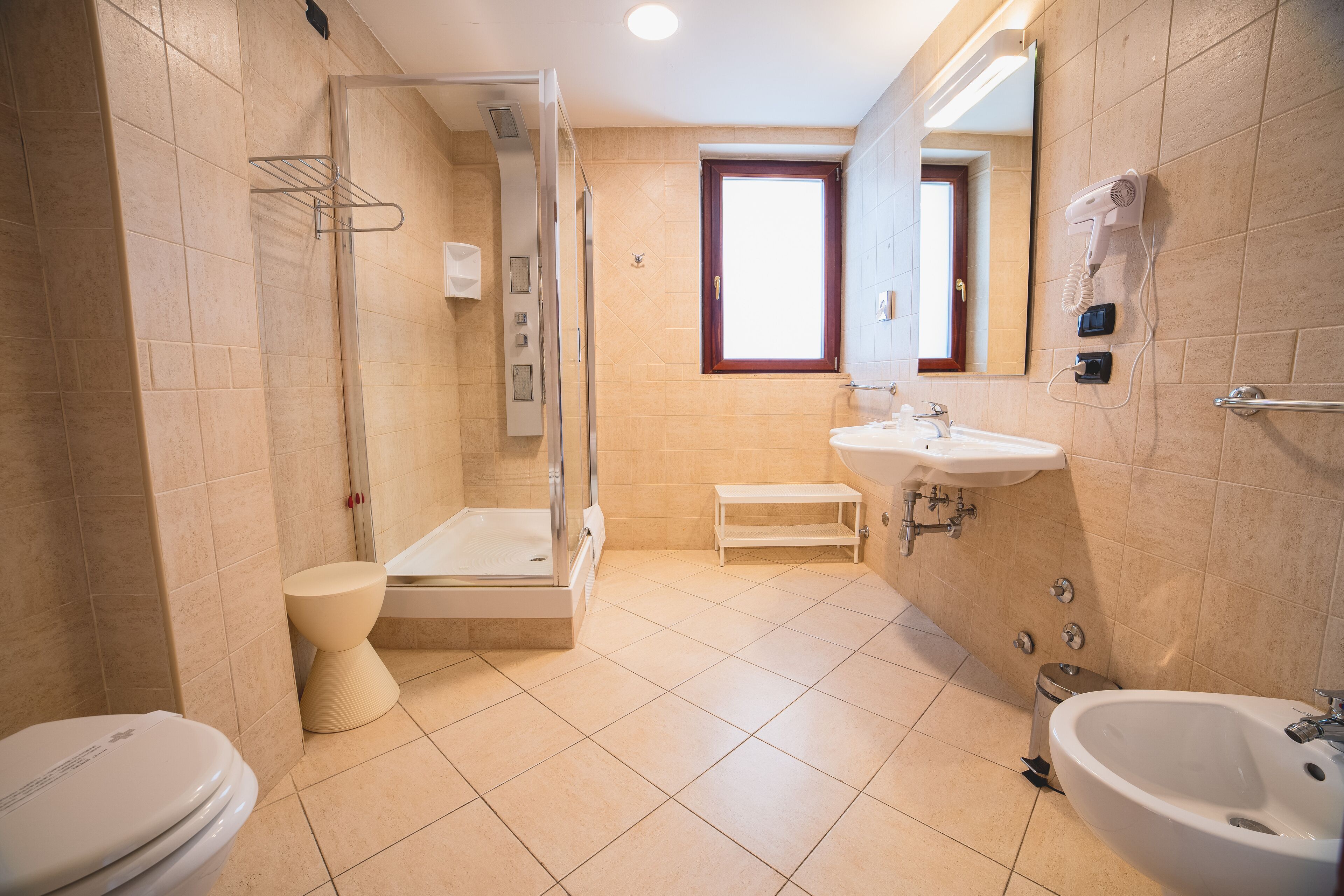suite, sea view | bathroom | shower, hydromassage showerhead, free toiletries, hair dryer