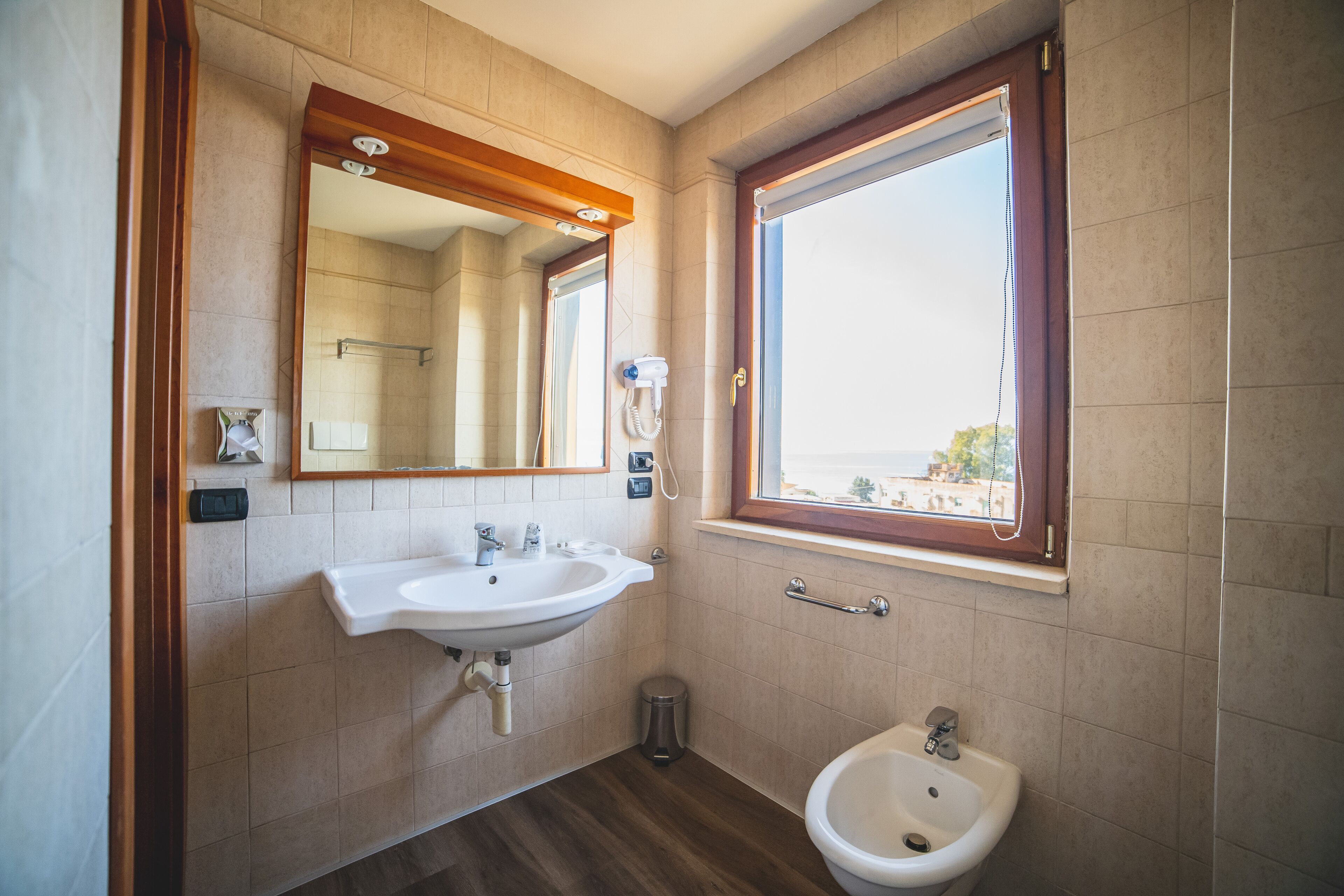 shower, hydromassage showerhead, free toiletries, hair dryer