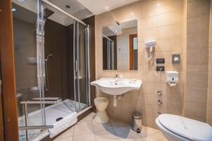 Junior Süit, Deniz Manzaralı | Banyo | Duş, hidro masaj duş başlığı, ücretsiz banyo/kozmetik ürünleri 