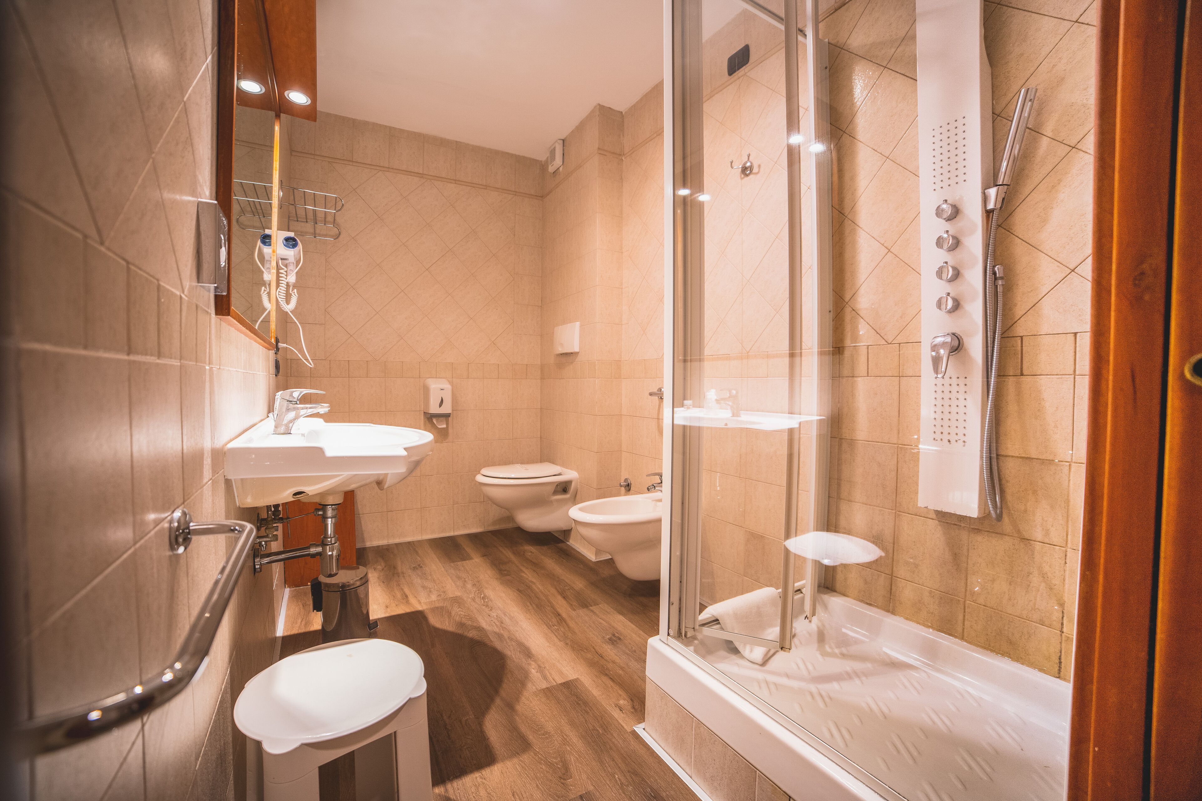 shower, hydromassage showerhead, free toiletries, hair dryer