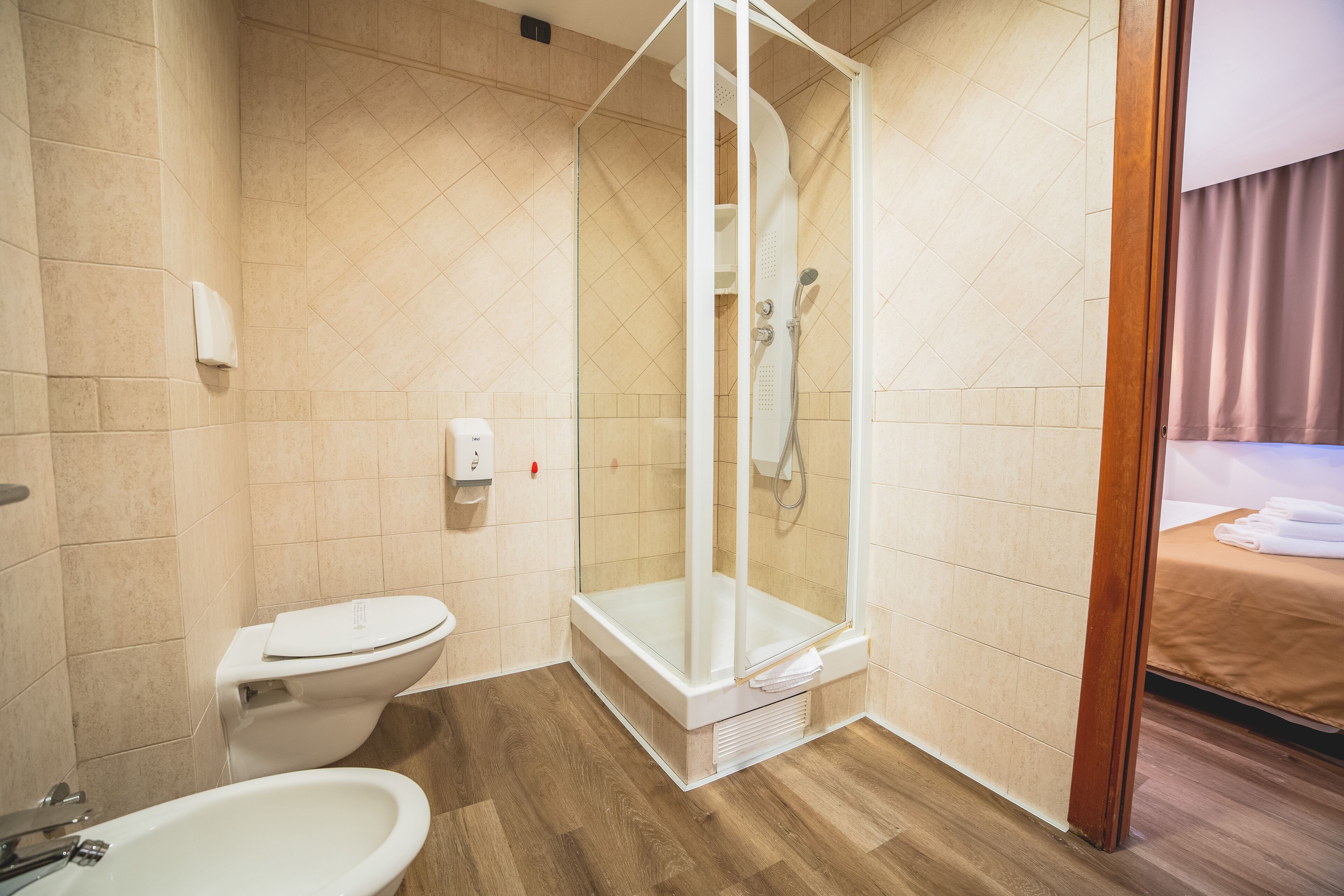 shower, hydromassage showerhead, free toiletries, hair dryer