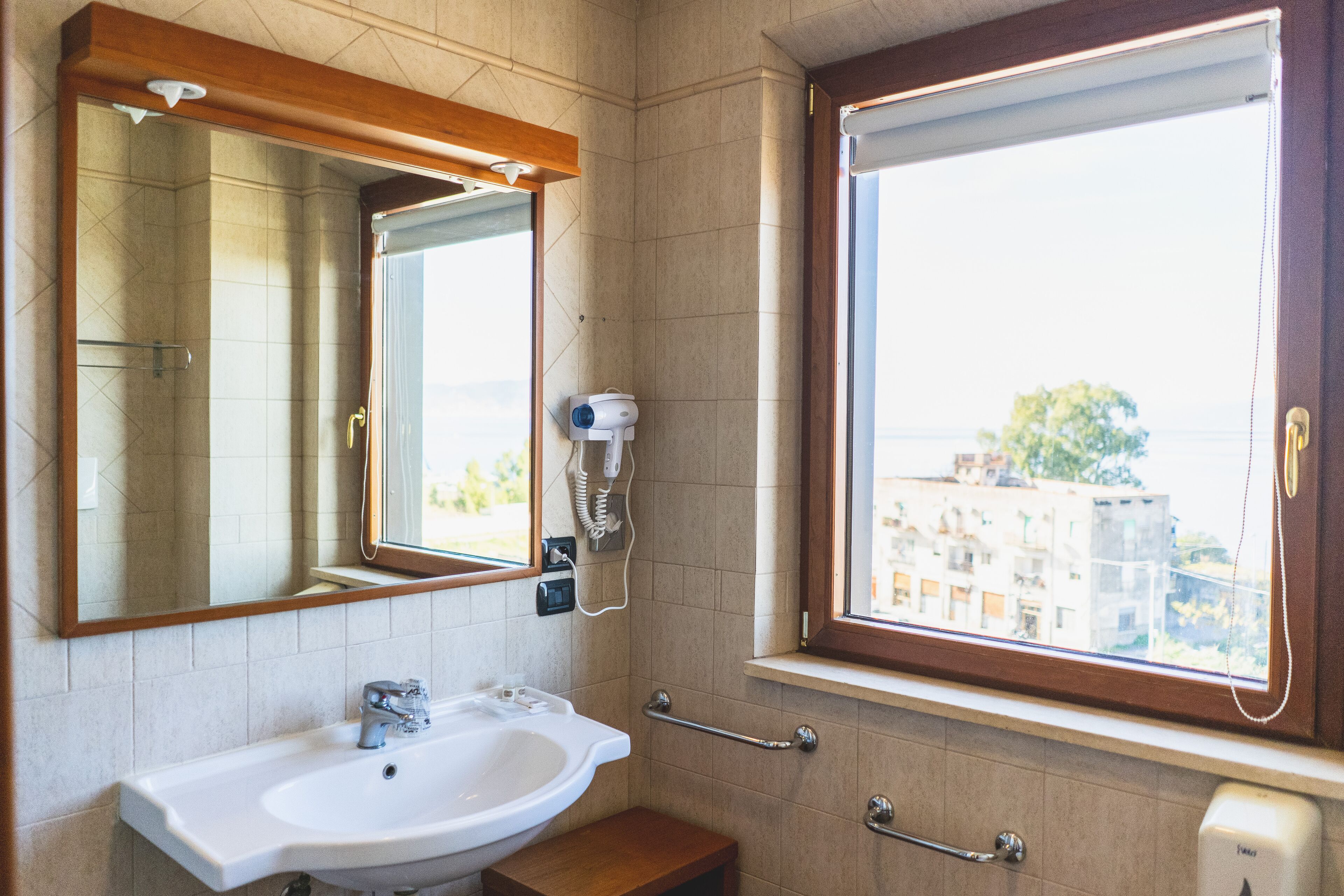 shower, hydromassage showerhead, free toiletries, hair dryer