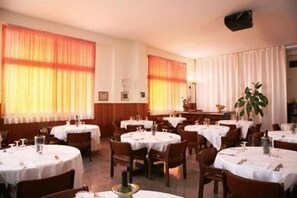 2 restaurants; breakfast, lunch, and dinner served