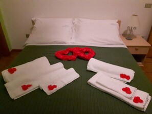Desk, cots/infant beds, bed sheets - Silica Residence Hotel (San Lucido)