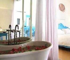 Rainfall showerhead, hair dryer - The Heritage Baan Silom Hotel (Bangkok)