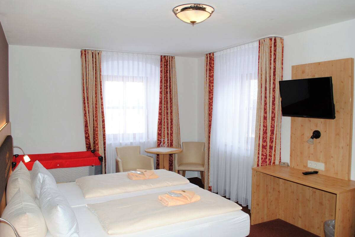 Desk, soundproofing, free WiFi, individually furnished