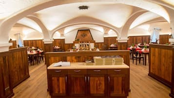Aperto a cena e brunch, cucina tedesca, con tavoli all'aperto