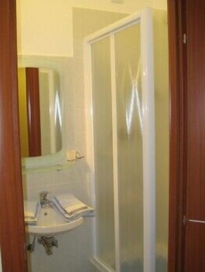 Habitación triple | Baño | Regadera, amenidades de baño gratuitas, secadora de cabello, bidet 
