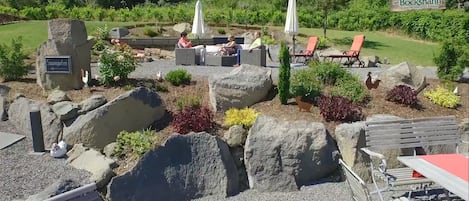 Se sirven cenas y cocina local; con mesas al aire libre