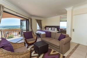 Deluxe-huone, merinäköala | Allergiatestatut vuodevaatteet, minibaari, tallelokero huoneessa