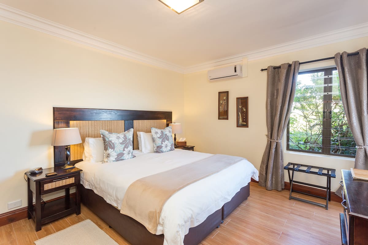 Superior Double Room | Peralatan tempat tidur hipoalergenik, bar mini, peti besi dalam bilik