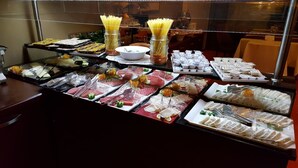A buffet with various food items, including pasta, salads, and desserts. - Ulasan Hotel (Golbasi)