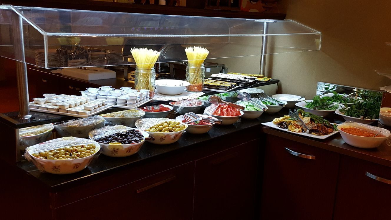 Ein reichhaltiges Buffet mit verschiedenen Speisen und Besteck.