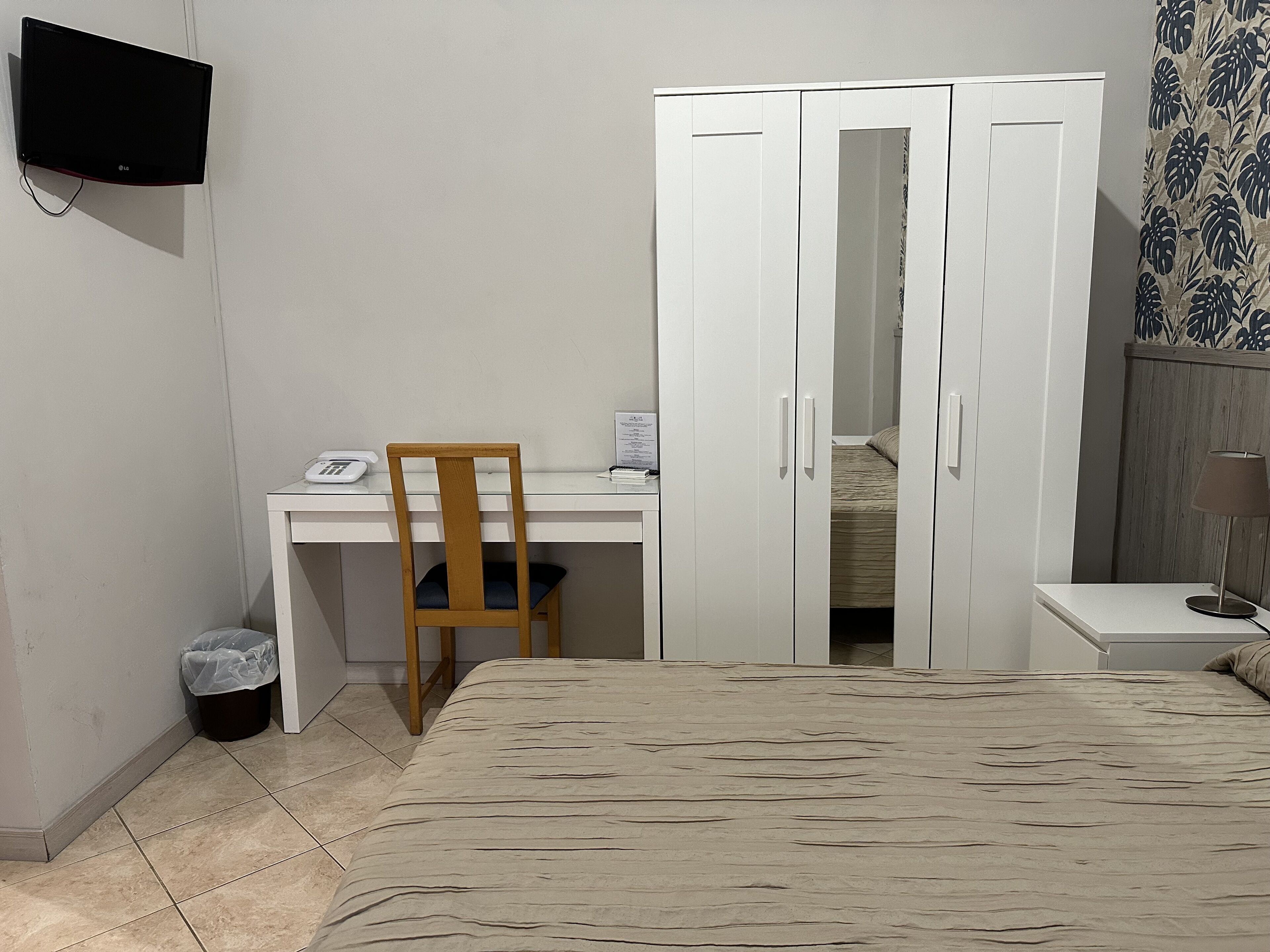 double room | free wifi, bed sheets