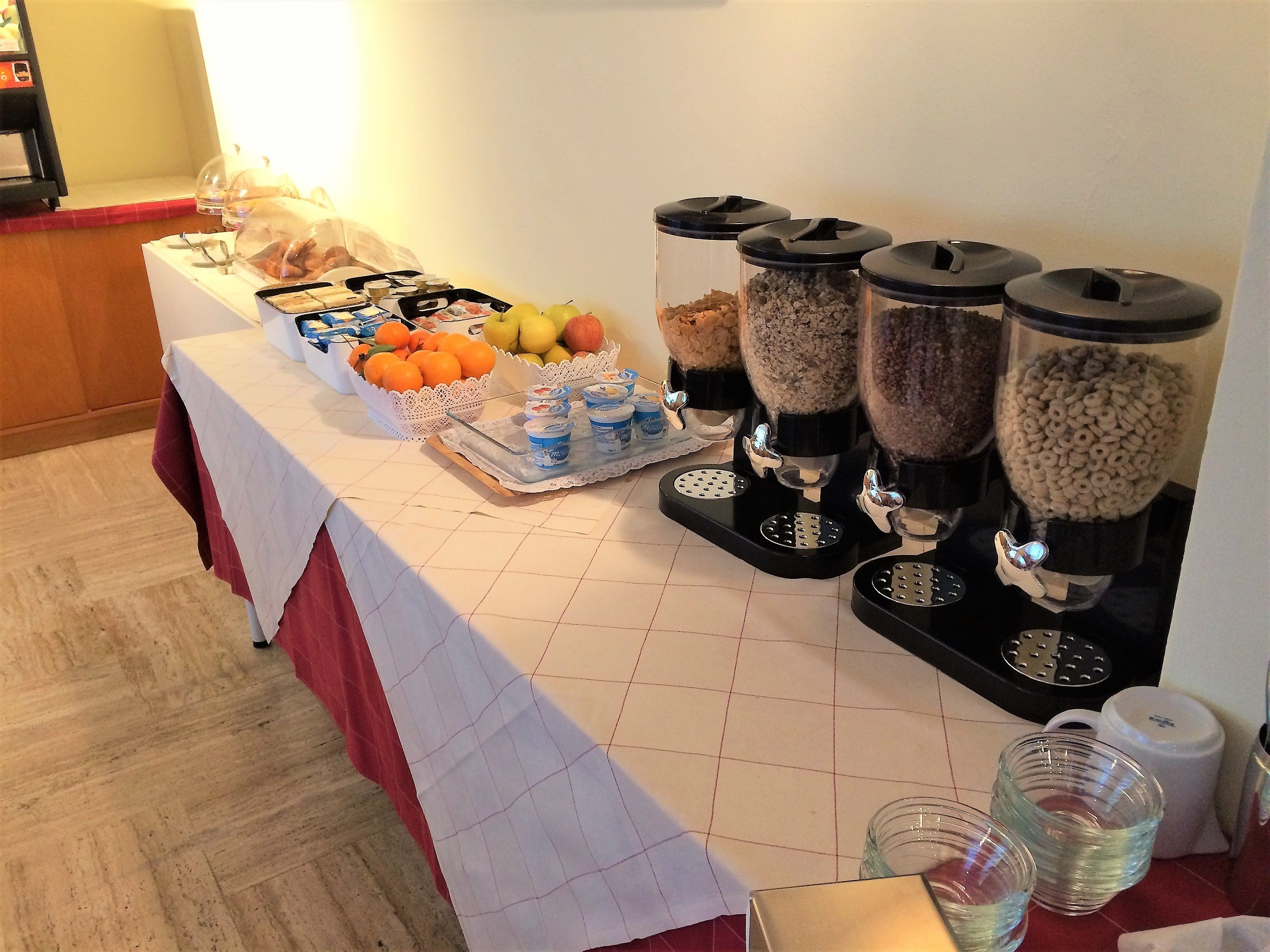 Een buffet met verschillende soorten eten en drinken.